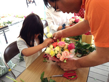 フラワーアレンジメント体験の様子